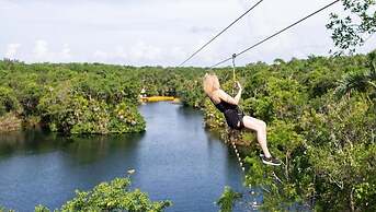 Beautiful Jungle Loft With Rooftop Pool and Gym