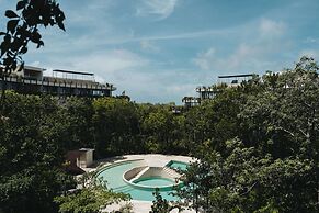 Beautiful Jungle Loft With Rooftop Pool and Gym