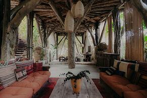 Beautiful Jungle Loft With Rooftop Pool and Gym