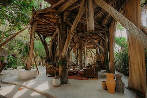 Beautiful Jungle Loft With Rooftop Pool and Gym