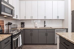 Uptown 1st Ward Corner Unit Superior 2BD Apt