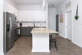 Uptown 1st Ward Corner Unit Superior 2BD Apt