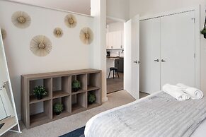 Uptown 1st Ward Corner Unit Superior 2BD Apt