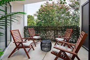 Uptown 1st Ward Corner Unit Superior 2BD Apt