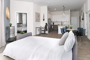 Uptown 1st Ward Corner Unit Superior 2BD Apt