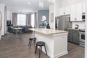 Uptown 1st Ward Corner Unit Superior 2BD Apt