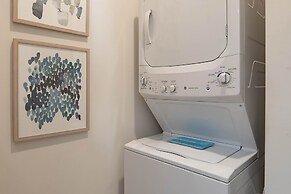 Uptown 1st Ward Corner Unit Superior 2BD Apt