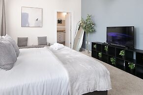 Uptown 1st Ward Corner Unit Superior 2BD Apt