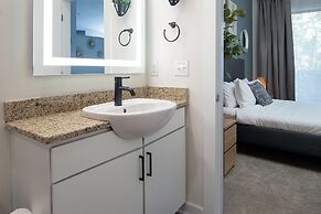 Uptown 1st Ward Corner Unit Superior 2BD Apt