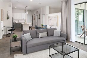 Uptown 1st Ward Corner Unit Superior 2BD Apt