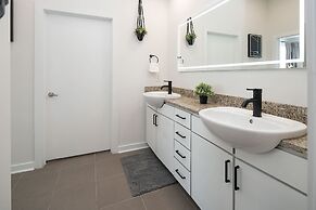 Uptown 1st Ward Corner Unit Superior 2BD Apt