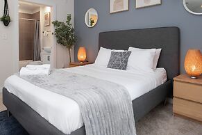 Uptown 1st Ward Corner Unit Superior 2BD Apt