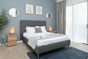 Uptown 1st Ward Corner Unit Superior 2BD Apt