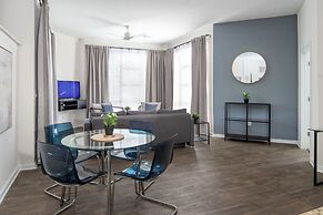 Uptown 1st Ward Corner Unit Superior 2BD Apt