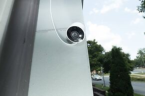 Uptown 1st Ward Corner Unit Superior 2BD Apt