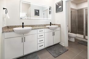 Uptown 1st Ward Corner Unit Superior 2BD Apt