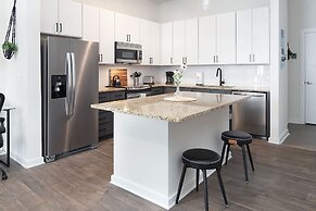 Uptown 1st Ward Corner Unit Superior 2BD Apt