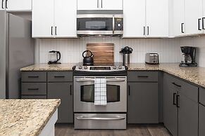 Uptown 1st Ward Corner Unit Superior 2BD Apt