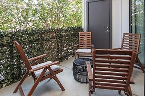 Uptown 1st Ward Corner Unit Superior 2BD Apt