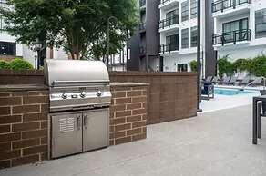 Uptown 1st Ward Corner Unit Superior 2BD Apt