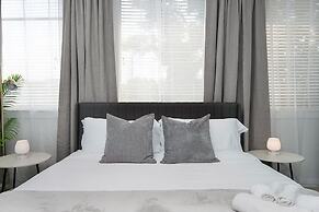 Uptown 1st Ward Corner Unit Superior 2BD Apt