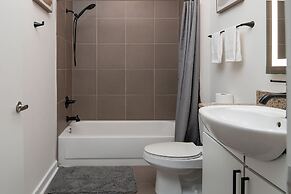 Uptown 1st Ward Corner Unit Superior 2BD Apt