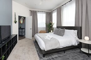 Uptown 1st Ward Corner Unit Superior 2BD Apt