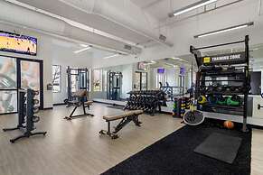 Uptown 1st Ward Corner Unit Superior 2BD Apt