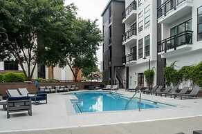 Uptown 1st Ward Corner Unit Superior 2BD Apt