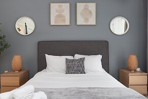 Uptown 1st Ward Corner Unit Superior 2BD Apt