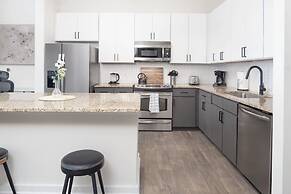 Uptown 1st Ward Corner Unit Superior 2BD Apt