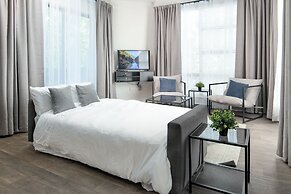 Uptown 1st Ward Corner Unit Superior 2BD Apt