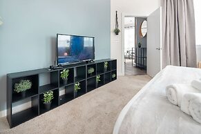 Uptown 1st Ward Corner Unit Superior 2BD Apt