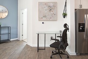 Uptown 1st Ward Corner Unit Superior 2BD Apt