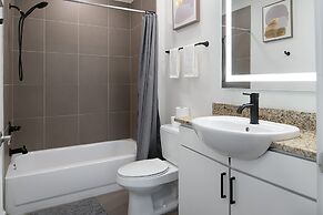 Uptown 1st Ward Corner Unit Superior 2BD Apt