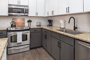 Uptown 1st Ward Corner Unit Superior 2BD Apt