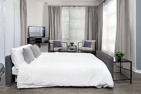 Uptown 1st Ward Corner Unit Superior 2BD Apt