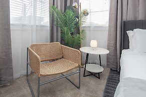 Uptown 1st Ward Corner Unit Superior 2BD Apt