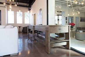 Uptown 1st Ward Corner Unit Superior 2BD Apt