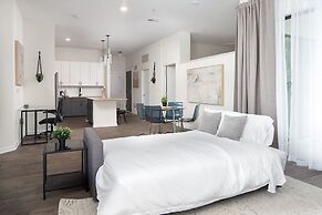 Uptown 1st Ward Corner Unit Superior 2BD Apt