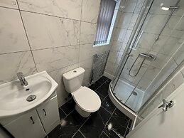 Luxe Spacious 5-bed House in Liverpool