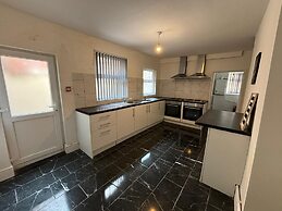 Luxe Spacious 5-bed House in Liverpool