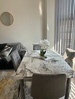 Luxe Spacious 5-bed House in Liverpool