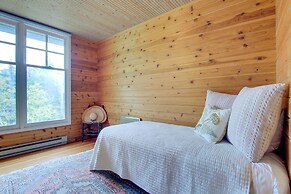 Serene Washington Island Getaway w/ Private Beach!