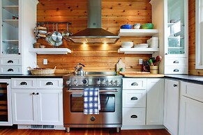 Serene Washington Island Getaway w/ Private Beach!