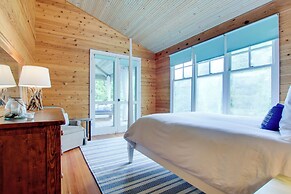 Serene Washington Island Getaway w/ Private Beach!