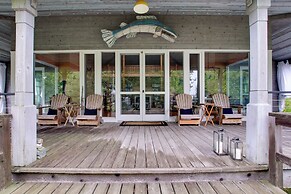 Serene Washington Island Getaway w/ Private Beach!