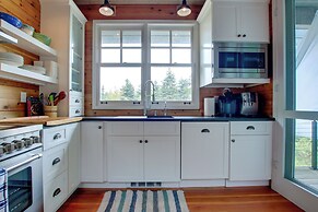 Serene Washington Island Getaway w/ Private Beach!