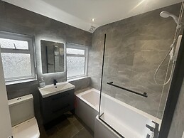 Cosy Heathrow Apartment With 2 Bedrooms