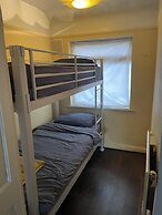 Cosy Heathrow Apartment With 2 Bedrooms